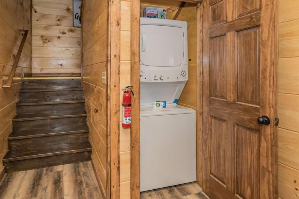 Shelter Me - 5 Miles To Dollywood , Hot Tub, Wi-Fi, Game Room Pigeon Forge Luaran gambar