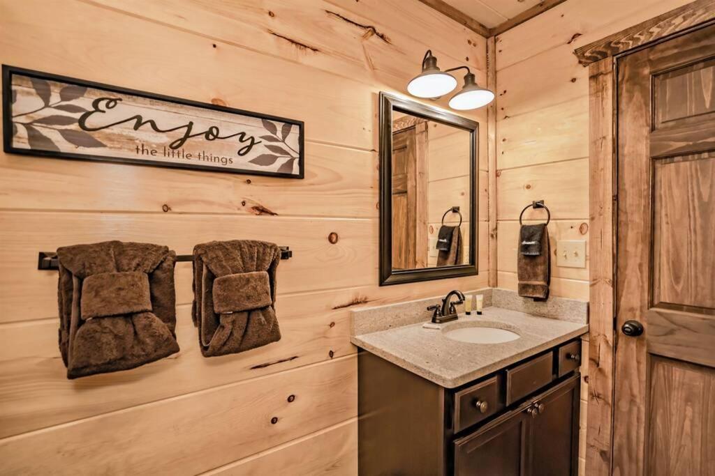 Shelter Me - 5 Miles To Dollywood , Hot Tub, Wi-Fi, Game Room Pigeon Forge Luaran gambar